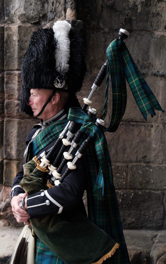 Scottish wedding piper